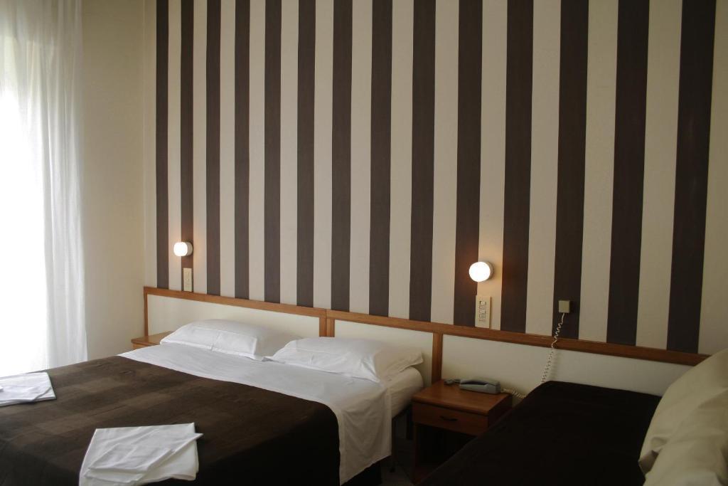 Hotel Esplanade Римини Номер фото
