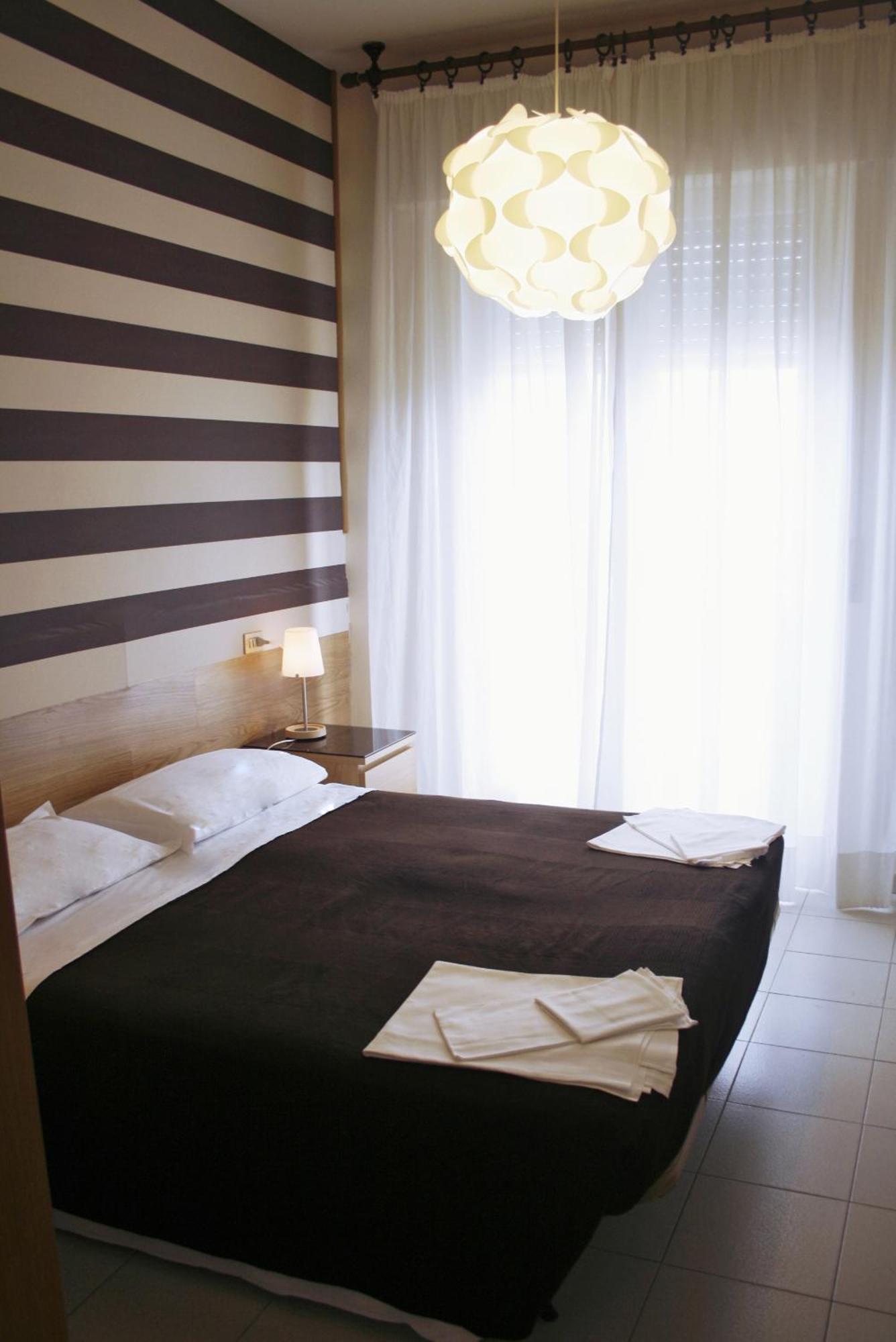 Hotel Esplanade Римини Экстерьер фото